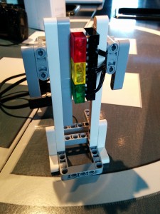 Traffic light assembly using RCX/NXT lamps, coloured diffusers and wires, made with only EV3 Ed brick pieces